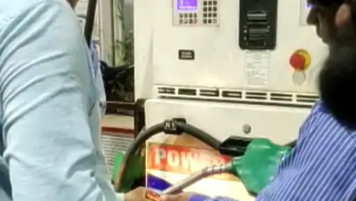 Photo of बीयर की केन में दे रहे पेट्रोल