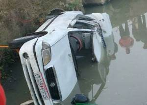 Photo of लखनऊ में नाले में गिरी कार, 4 की मौत
