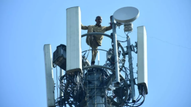 Photo of डीजल कटौती से खफा ड्राइवर मोबाइल टावर पर चढ़ा