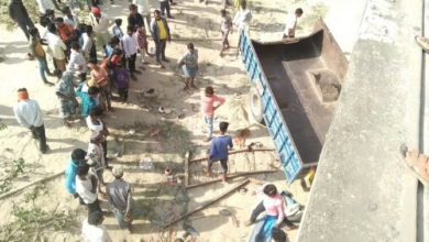 Photo of नदी के पुल से नीचे गिरी ट्रैक्टर-ट्रॉली, 13 लोगों की मौत