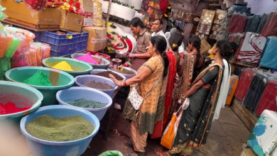 Photo of होली पर काशी के बाजार गुलजार, राधे-राधे साड़ी महिलाओं की पहली पसंद