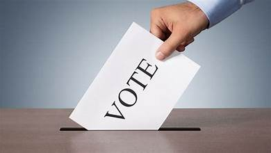 Photo of वोट डालना है तो मोबाइल जमा करो, नोएडा में पुलिस और मतदाता के बीच झड़प