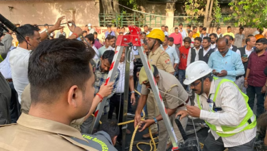 Photo of सीवर सफाई के दौरान दो मजदूरों की गड्ढे में गिरकर मौत, दो इंजीनियर निलंबित