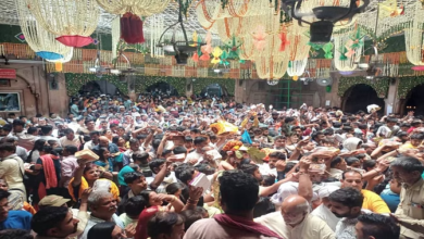 Photo of बांकेबिहारी मंदिर में इस कदर उमड़ रही भीड़, उमस से हुआ बुरा हाल