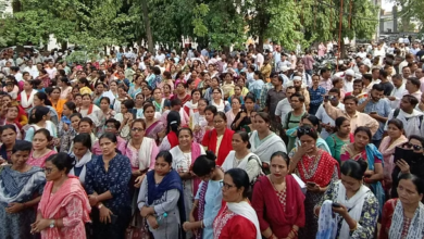 Photo of शिक्षा अधिकारी पहुंचे स्कूल, अटेंडेंस की अपेक्षा टैबलेट चलाने पर जोर